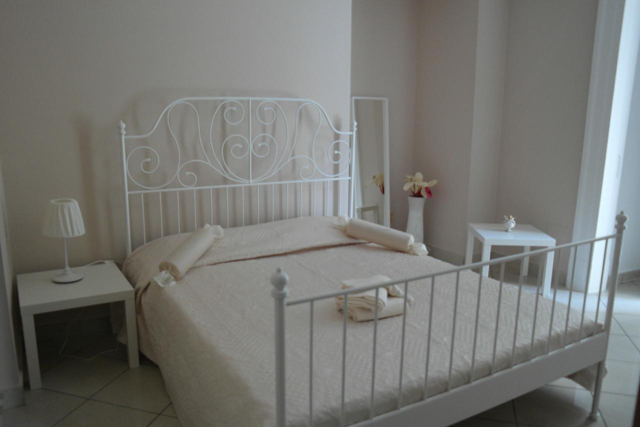 Bed and Breakfast A Due Passi Da Dante Nápoles Exterior foto